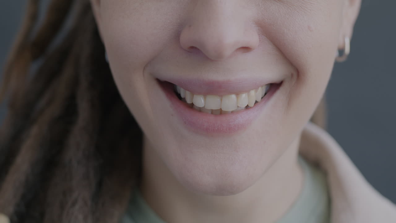 una mujer sonriendo de cerca.