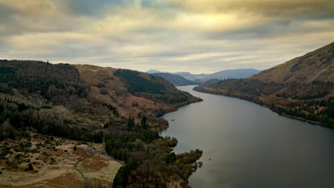 Tauchen-Sie-Ein-In-Die-Fesselnde-Und-Geheimnisvolle-Landschaft-Cumbrias-Anhand-Eines-Beeindruckenden-Luftvideos,-Das-Den-Thirlmere-Lake-Und-Seine-Majestätische-Bergumgebung-Zeigt