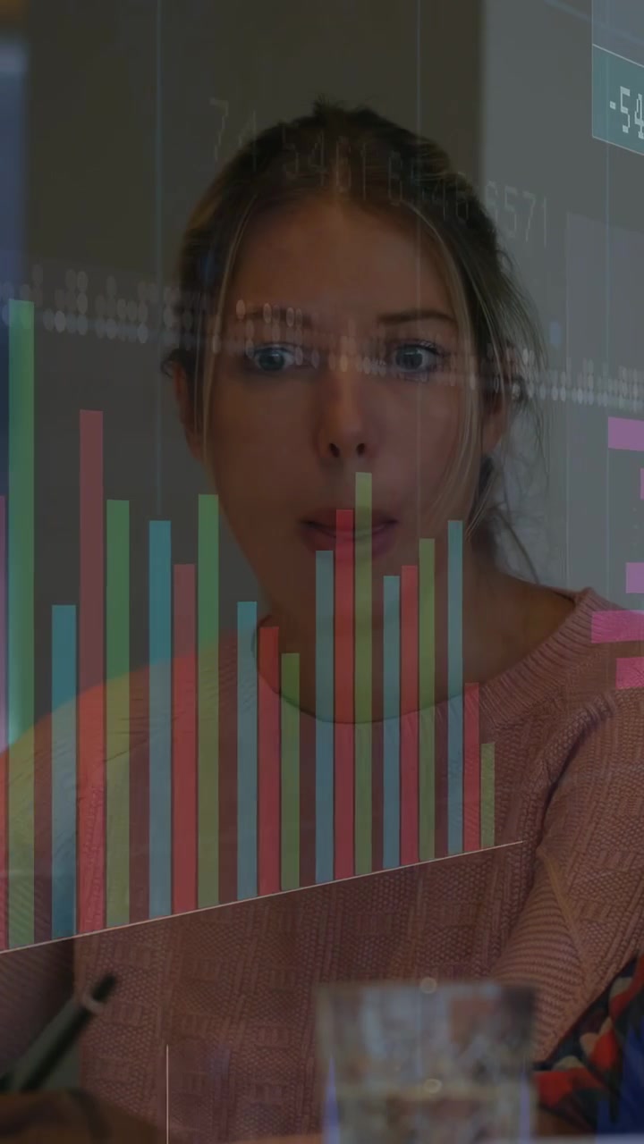 Video verticale: Donna che sposta lo sguardo, prendendo nota e reagendo durante una riunione, con grafici AR sovrapposti al viso.