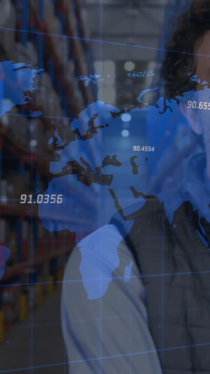 animación del procesamiento de datos y el mapa del mundo sobre las personas en el almacén