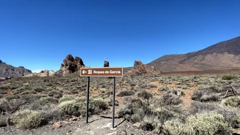 vista de las formaciones rocosas de roques de garcia y el volcán teide, tenerife, islas canarias