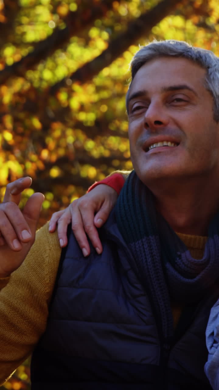 pareja sonriente al aire libre