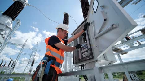 los ingenieros eléctricos inspeccionan los sistemas eléctricos en el gabinete de control de equipos