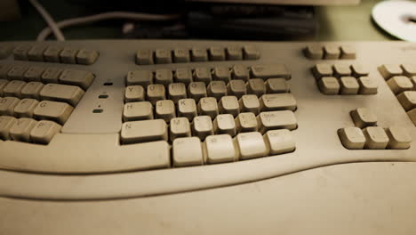 computadoras viejas de los años 80 en un centro de computación abandonado