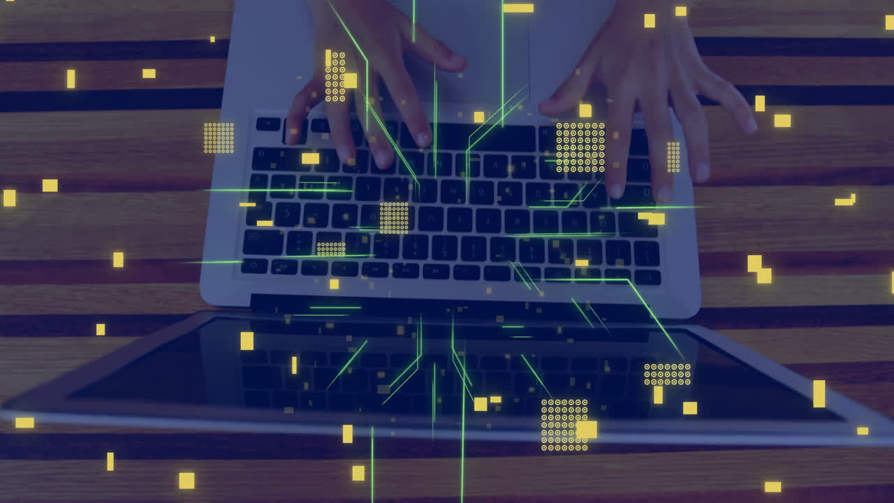 노트북을 사용하는 백인 여성에 대한 데이터 처리와 함께 회로 보드의 애니메이션