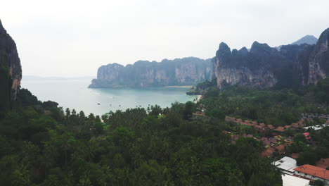 Railay-Beach-Regenwald-Und-Dorf-Unterhalb-Der-Küstenklippen,-Thailand