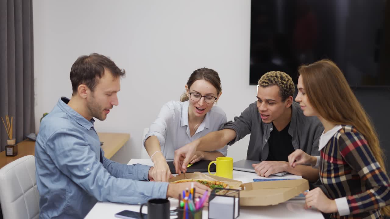 trabajadores alegres grupo de personal compartiendo la comida disfrutando de divertirse en el trabajo, buenas relaciones en la pausa del almuerzo