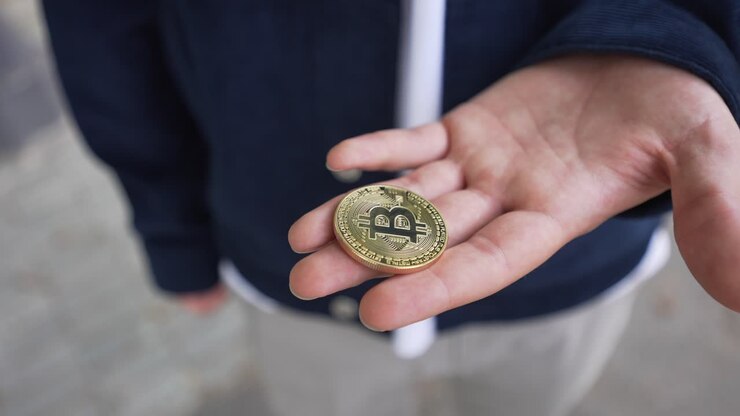 Moneta Bitcoin su una mano caucasica 4K.