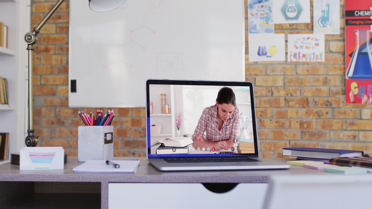 estudiante caucásica mostrada en la pantalla del portátil durante una videollamada