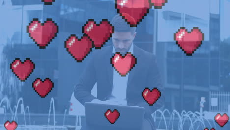 animación del icono del corazón sobre un hombre de negocios caucásico usando una computadora portátil