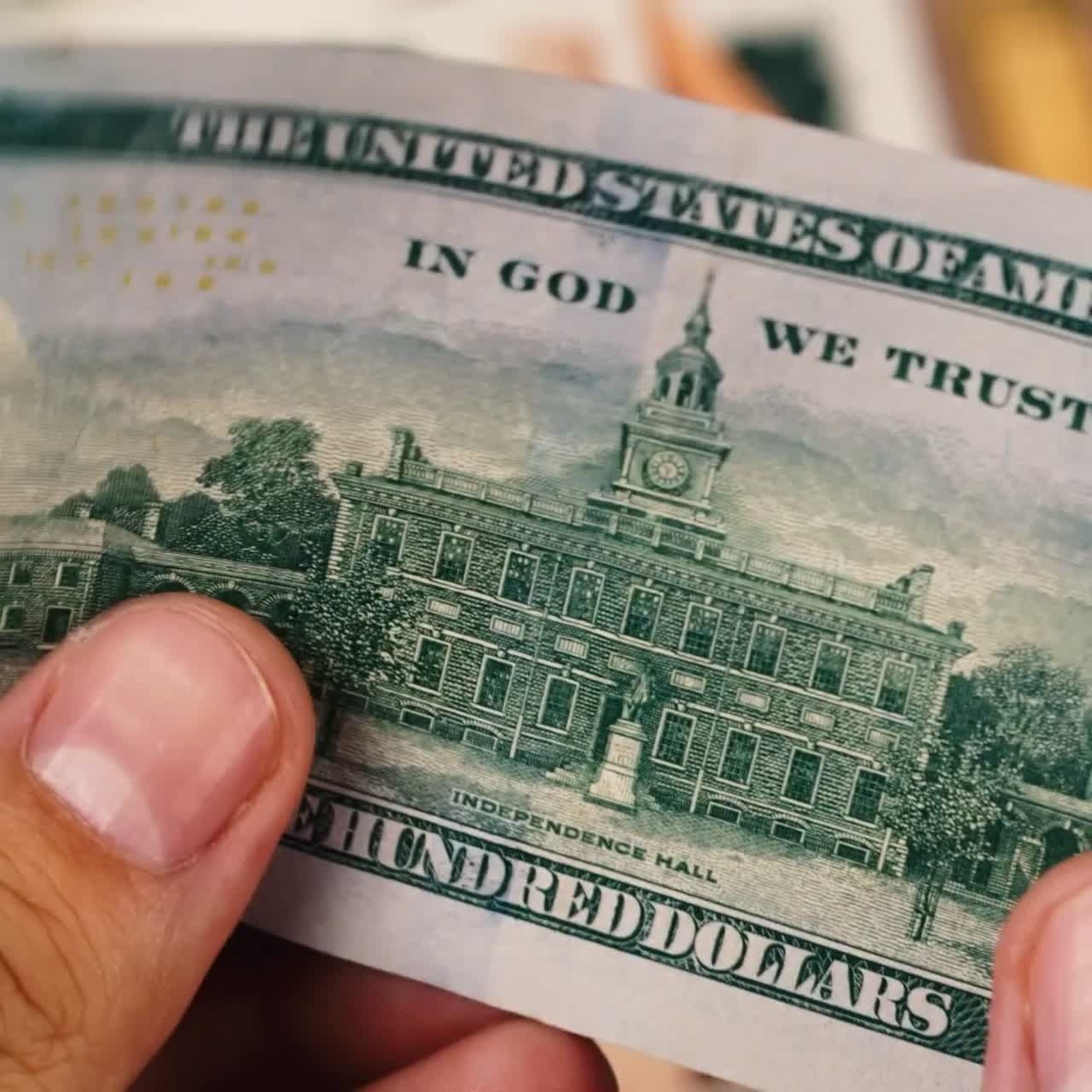 남자의 손은 돈을 보유