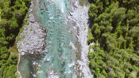 Draufsicht-Auf-Den-Fluss-Stryneelva-Bei-Sommerwetter-In-Stryn,-Norwegen