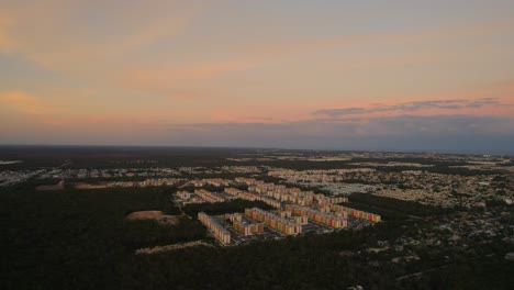 vista aérea ultra amplia de un complejo turístico en playa del carmen, méxico al atardecer con una hermosa puesta de sol