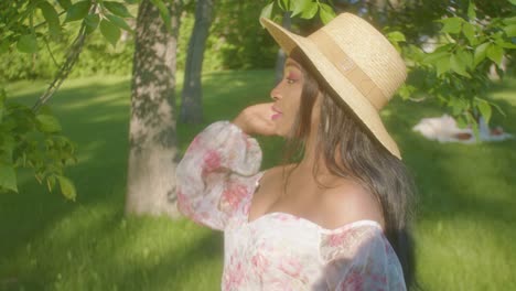 Mujer-Negra-Ajustando-El-Cabello-En-Un-Picnic-En-El-Parque-Dando-Vueltas-De-Cerca