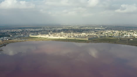 Flug-In-Richtung-Aigues-Mortes,-Bewölkter-Nachmittag,-Rosa-Salzteich-Salin-In-Der-Camargue