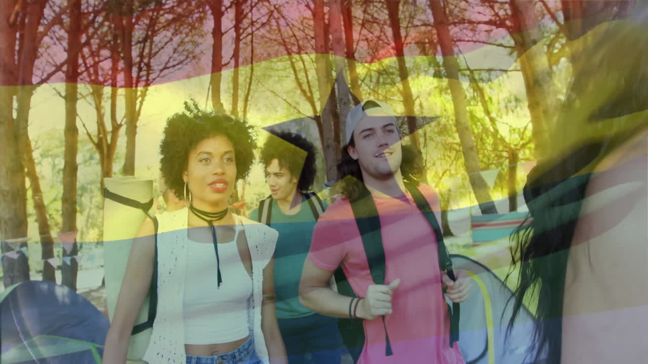 группа друзей, путешествующих с рюкзаками над флагом ганы анимация