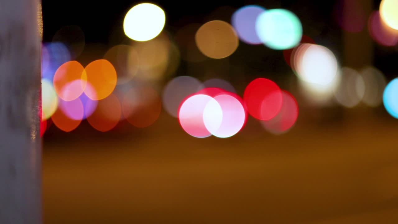 las coloridas luces bokeh crean un paisaje urbano vibrante