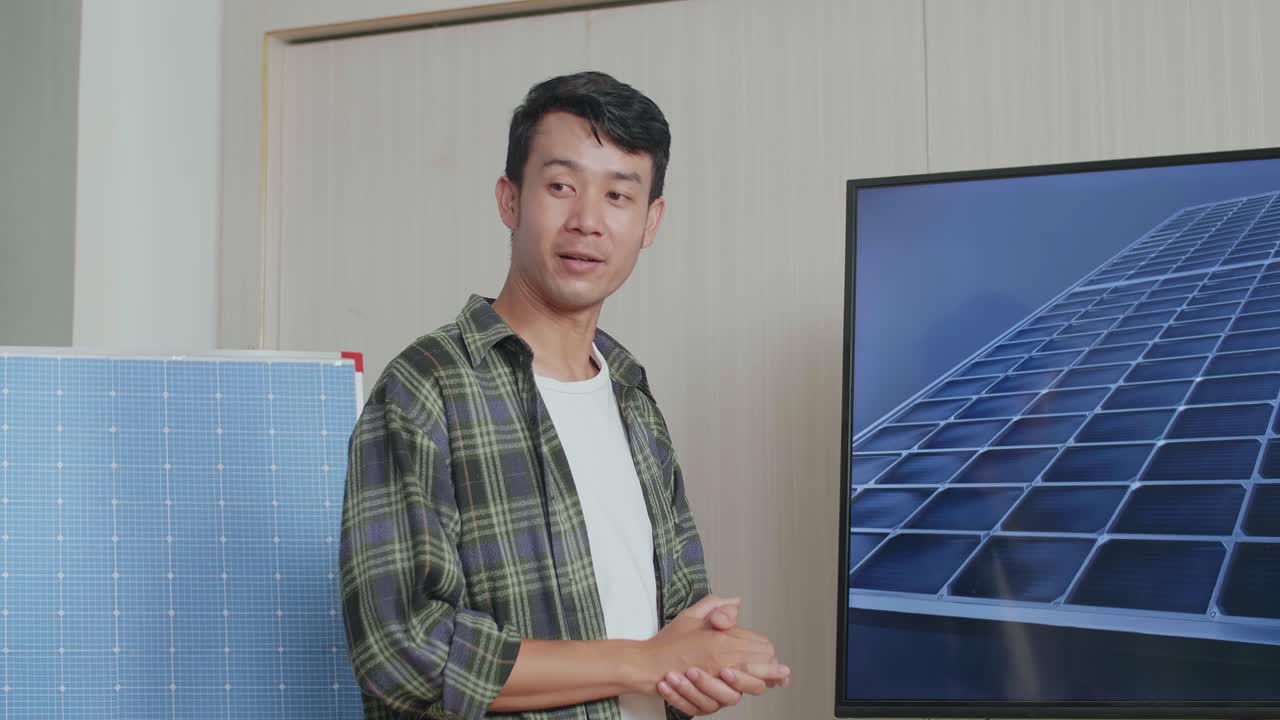 태양 전지 패널 기술을 소개하는 사람