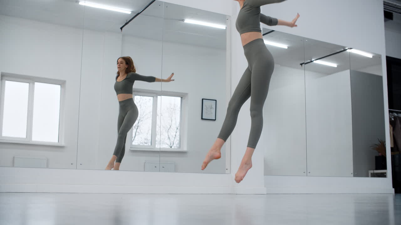 Donna che pratica passi di danza in uno studio di danza