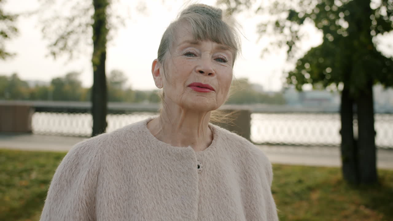 公園の年配の女性