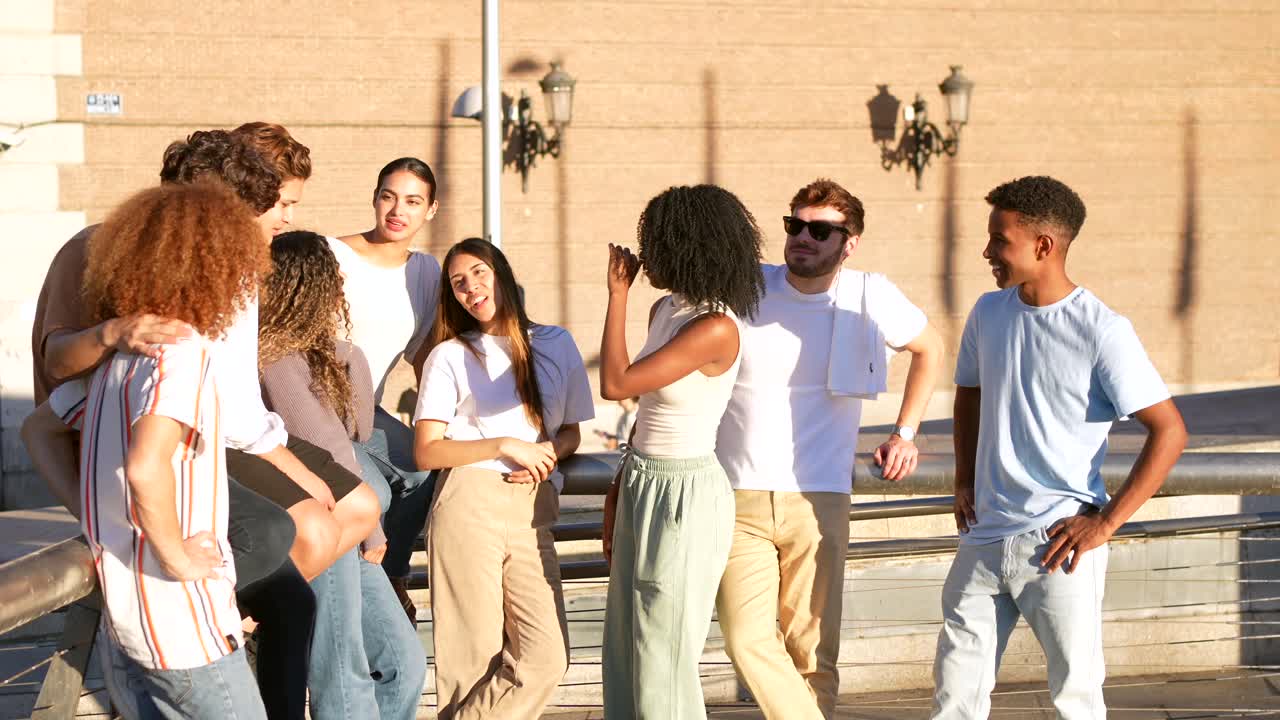 grupo de amigos disfrutando de un día soleado al aire libre