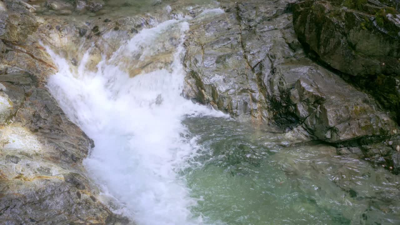 바위 형태를 가로질러 흐르는 강