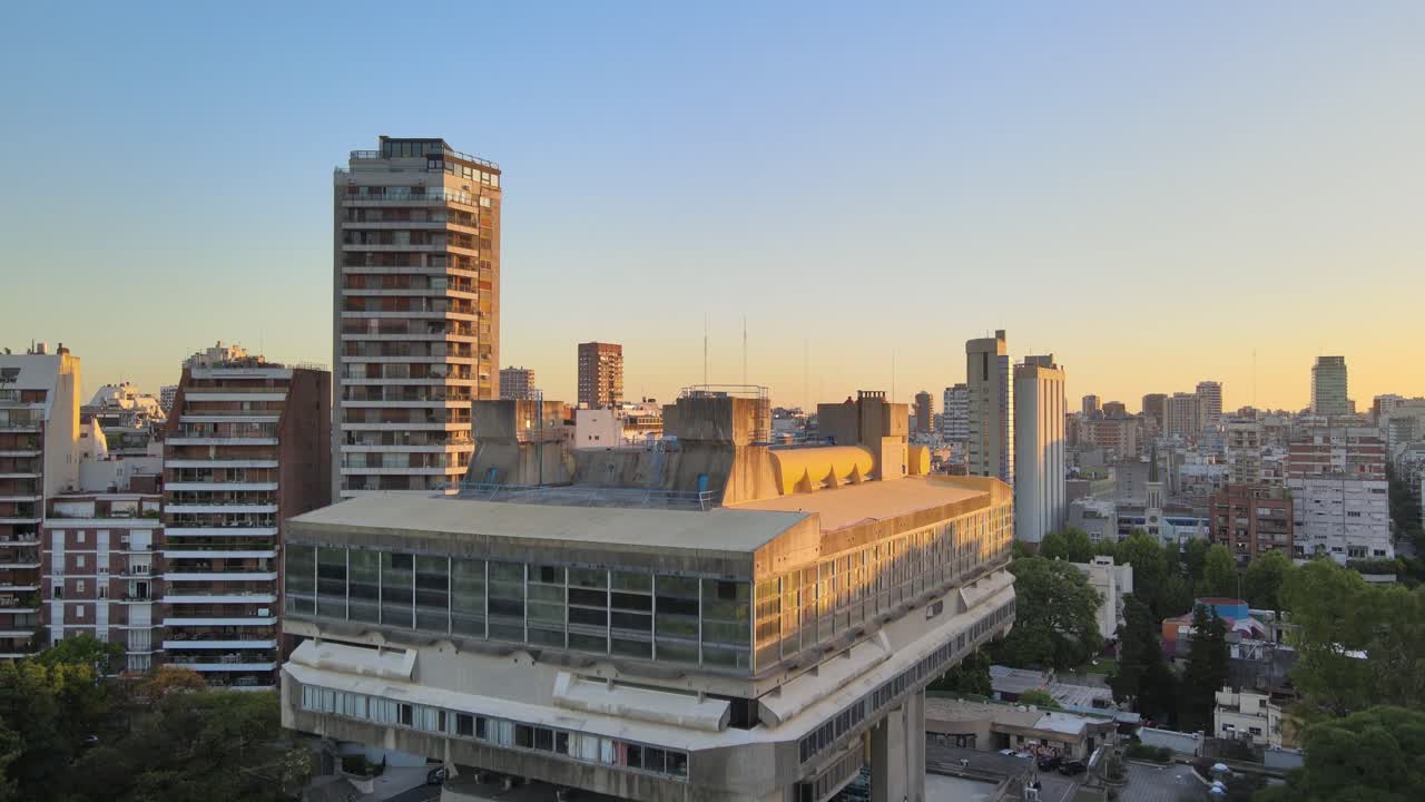 vista de pedestal ascendente de la biblioteca nacional que revela la ciudad de buenos aires