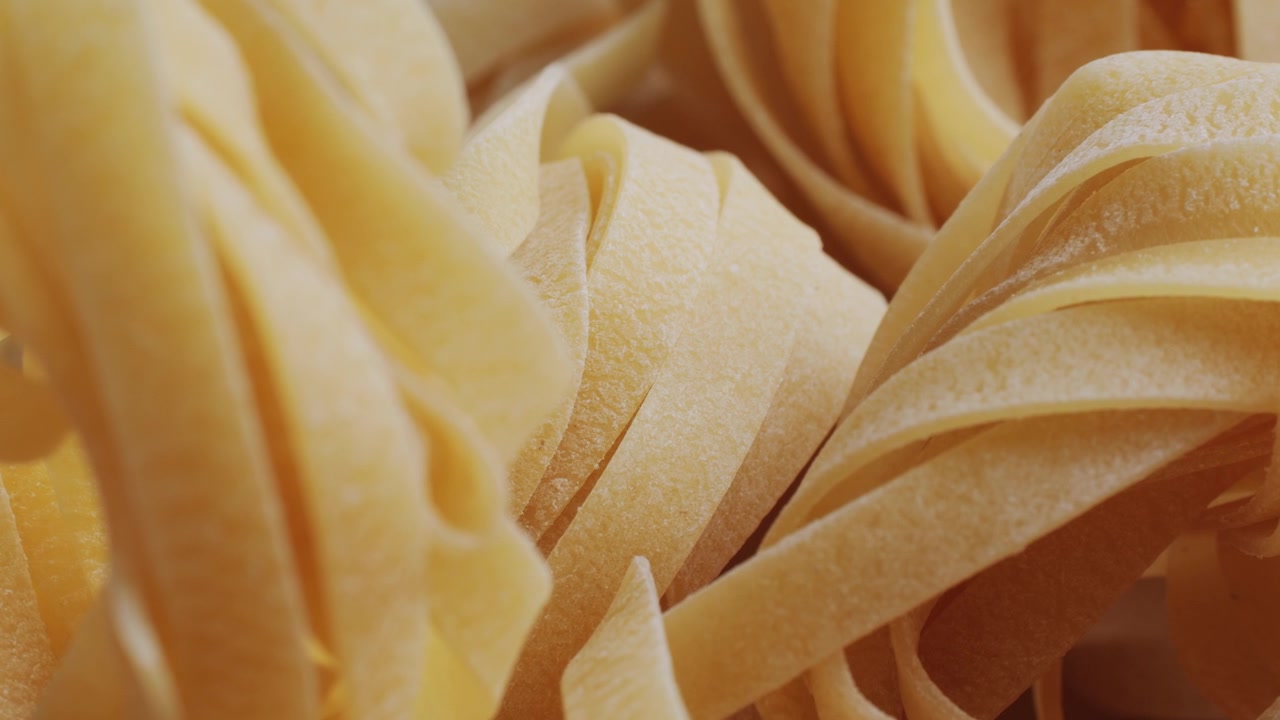 Primo piano di nidi di tagliatelle secche