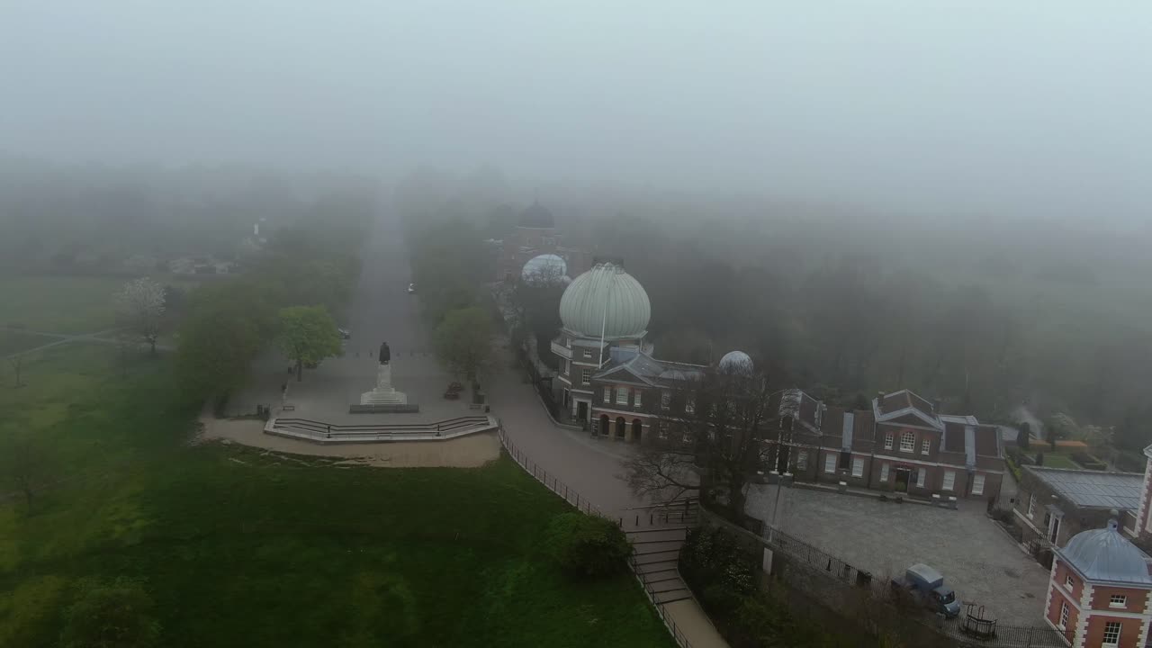 런던의 아름다운 건물의 패닝 샷