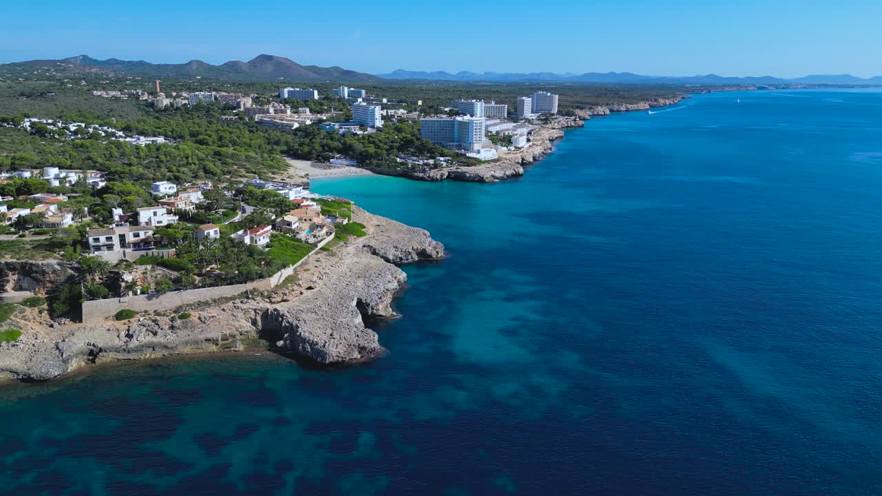 Imagens aéreas impressionantes com drone de empreendimentos imobiliários de luxo perto de Cala Murada, em Maiorca, Ilhas Baleares