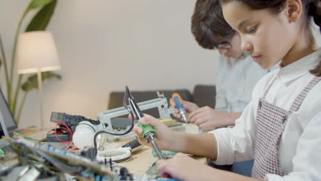 dos jóvenes compañeros de escuela haciendo proyectos de ingeniería juntos