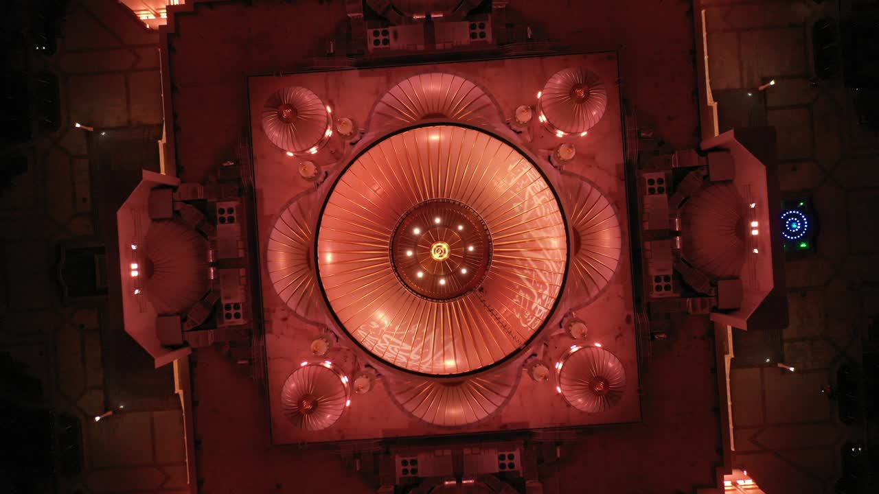 이슬람교도들의 자랑스러운 모스크 (mosque pride of muslims) 는 유럽에서 가장 큰 모스크로, 선지자 무함마드 (muhammad) 의 이름을 따서 지어졌다.