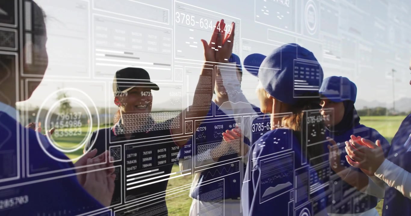 Basebolltränare gestikulerar för att starta statistiköverlägg medan spelare klappar händerna, high-fivar och firar vinsten.