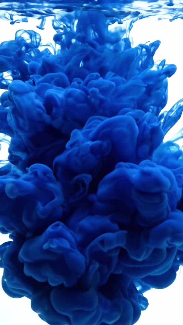 Una maestosa esposizione di inchiostro blu che si muove elegantemente nell'acqua, catturando la dinamica dei fluidi e la bellezza artistica delle forme liquide astratte.