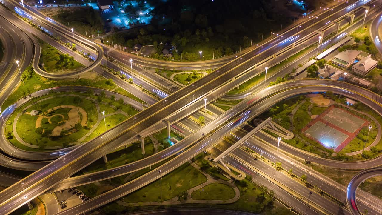 밤에 도시 거리에서 교통의 시간 지연, 하이퍼 지연, 고속도로 교통의 공중 전망 및 상단 전망, 4k.
