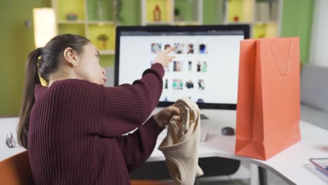 mujer asiática enojada por un pedido de compras incorrecto o incorrecto.