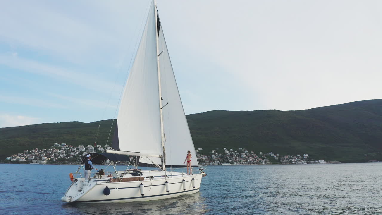 navegar en yate en el mar con personas