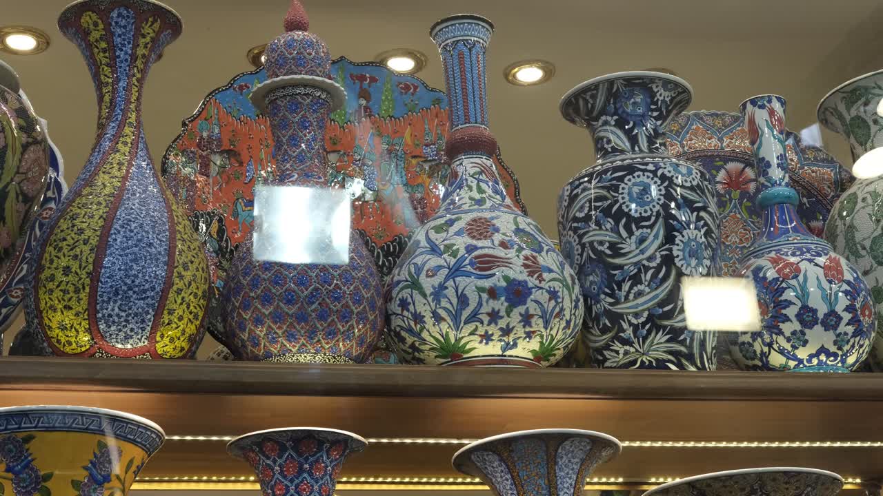 가을의 높은 나무 숲