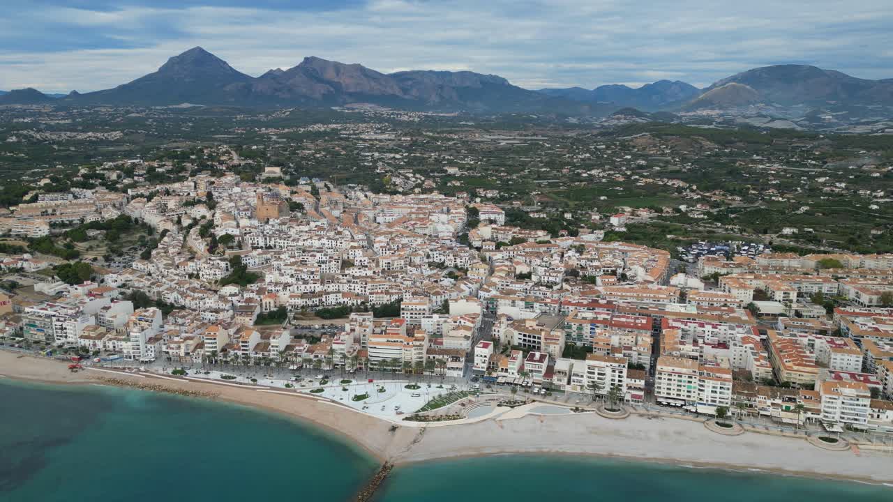 Città di Altea, lungomare e costa della Costa Blanca in Spagna - Aerea 4k.