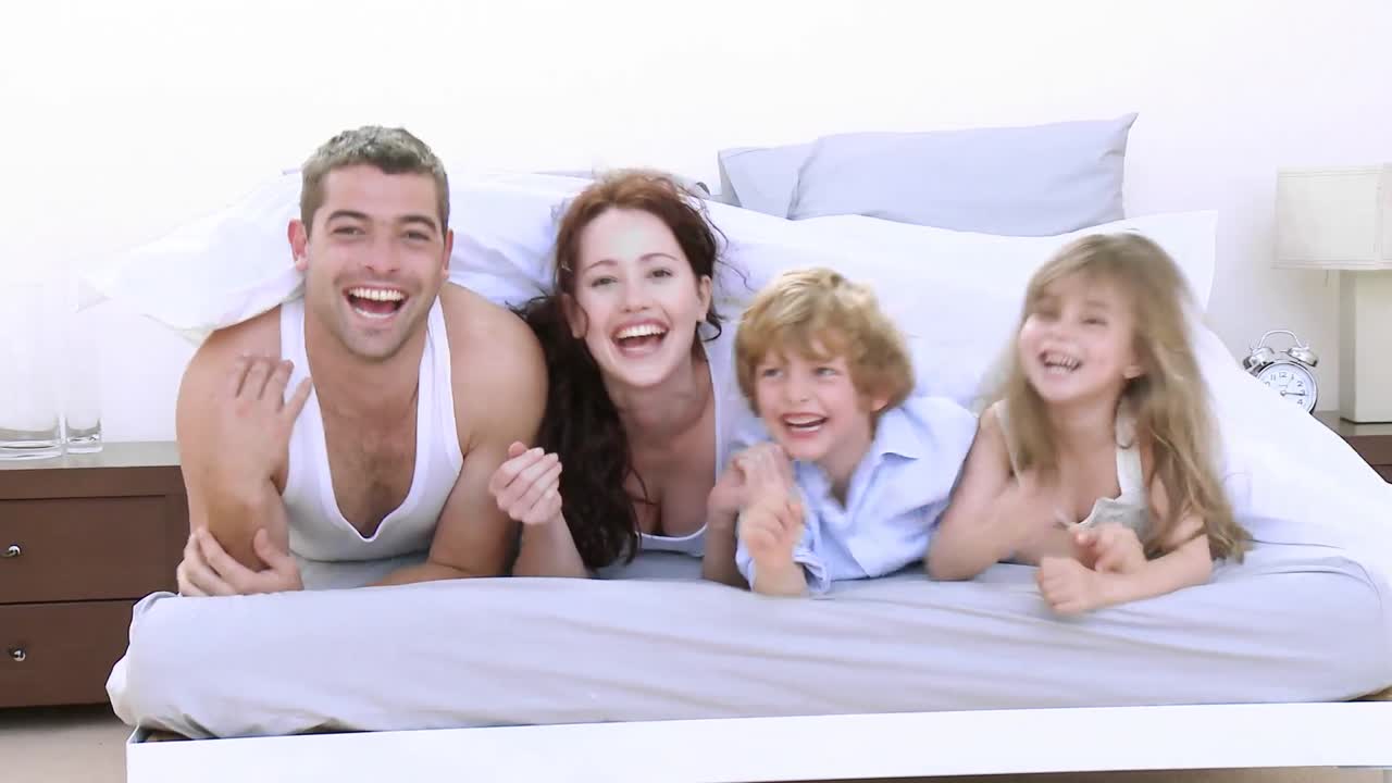 집에서 즐겁게 지내는 행복한 가족