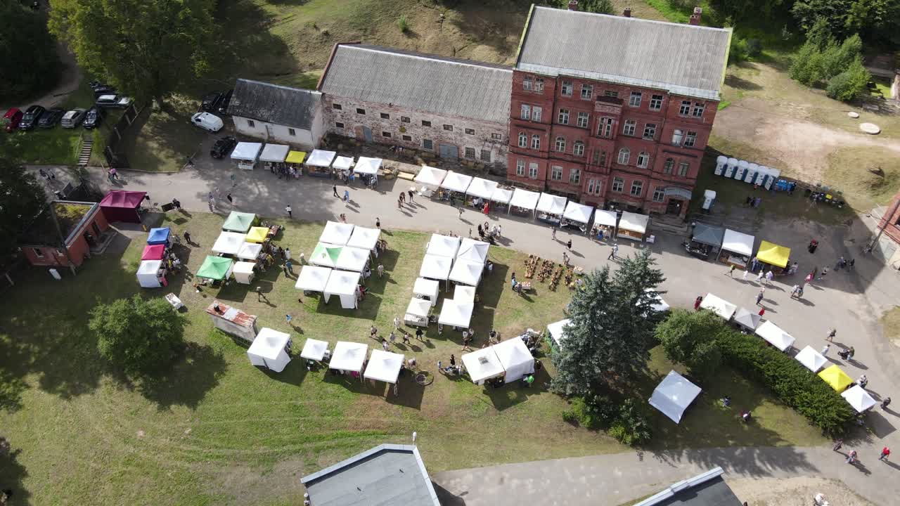 라트비아의 은 벽돌 공장 건물 외에도 농부 시장의  키오스크 상점