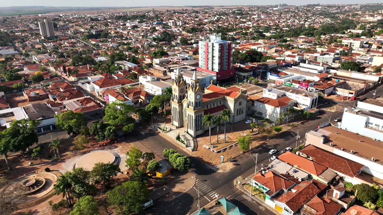 timelapse de iglesia nossa senhora do carmo y la plaza principal en frutal, mg, brasil, capturando el movimiento de la gente, las sombras y la vida de la ciudad a medida que el día pasa a la noche en esta área histórica