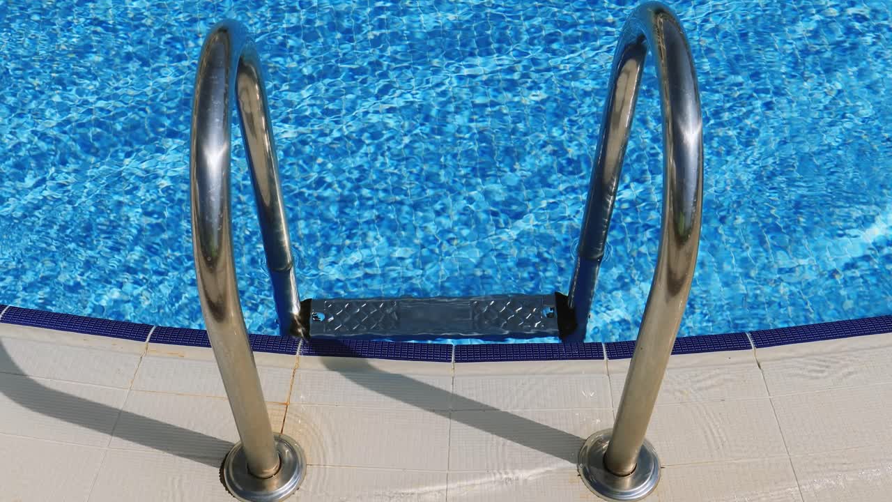 agarrar barras escalera en la piscina