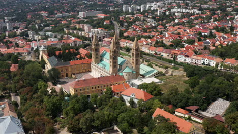 vista aérea del centro histórico de la ciudad de pecs y de la basílica en primavera - ciudad de humor medieval única en hungría - tiro con drones