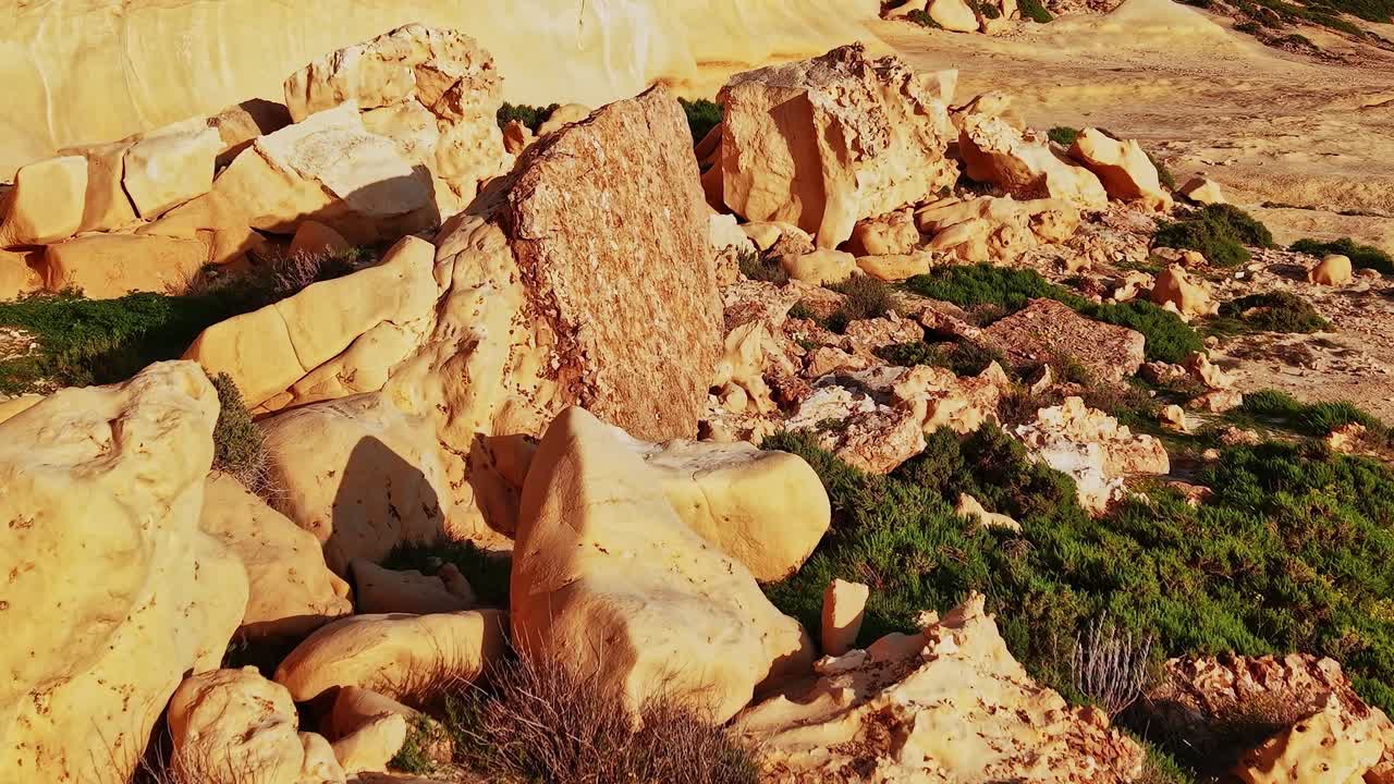 Esplorare il terreno roccioso di Malta durante le calde ore diurne