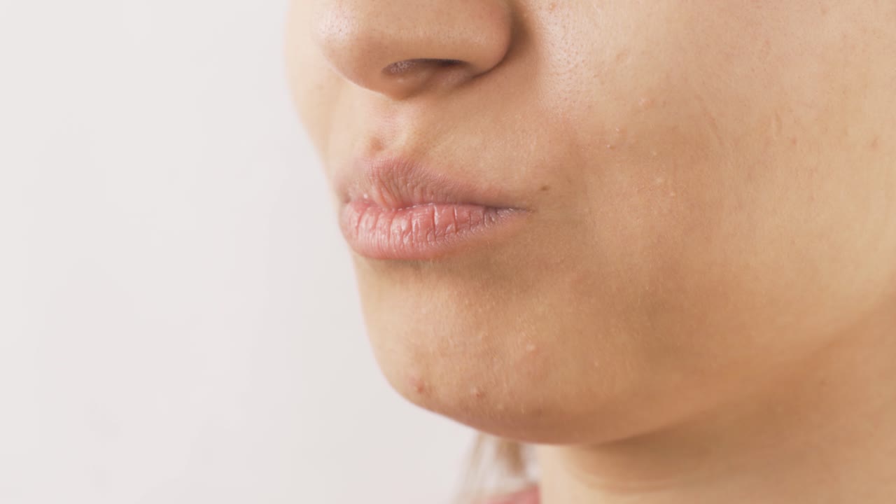 바나나를 먹는 여성의 클로즈업 초상화. 과일을 먹으세요.