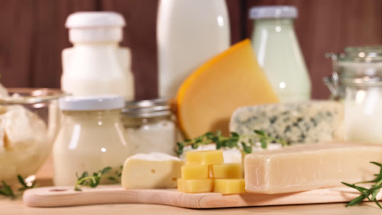 나무 바탕 에 전시 된 여러 가지 유제품