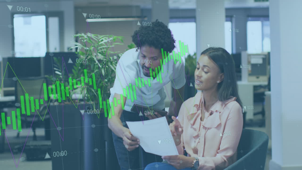 animación del procesamiento de datos financieros sobre diversas personas de negocios en la oficina