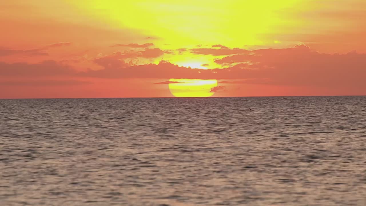 timelapse de la puesta de sol gigante sobre el mar