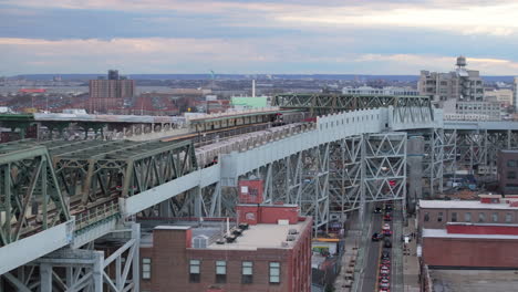 vista aérea del metro en una vía ferroviaria elevada en brooklyn, tomada en un día nublado en gowanus.